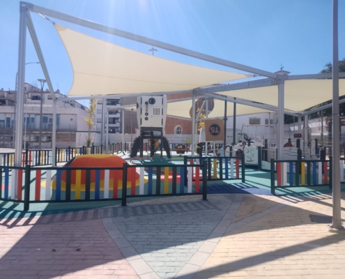 Conjunto de dos sombras textiles dobles de 14 x 7 metros en un parque infantil de Málaga (Ronda)