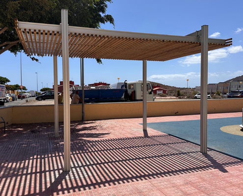 Modular pergola module with two lateral overhangs